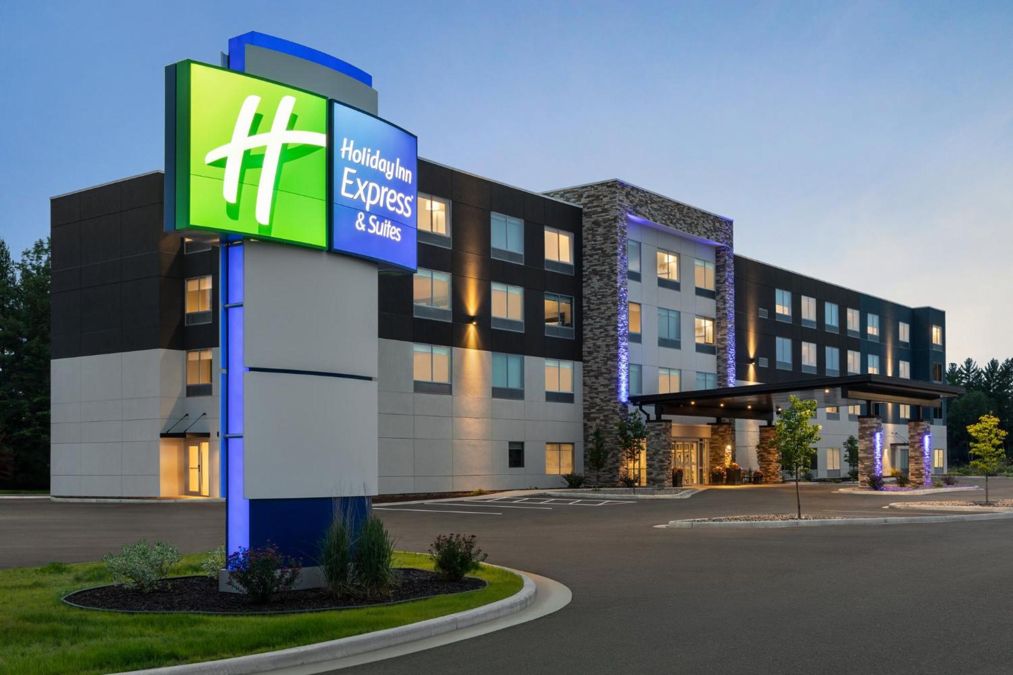 Holiday Inn Express & Suites Rhinelander By Ihg Exterior photo