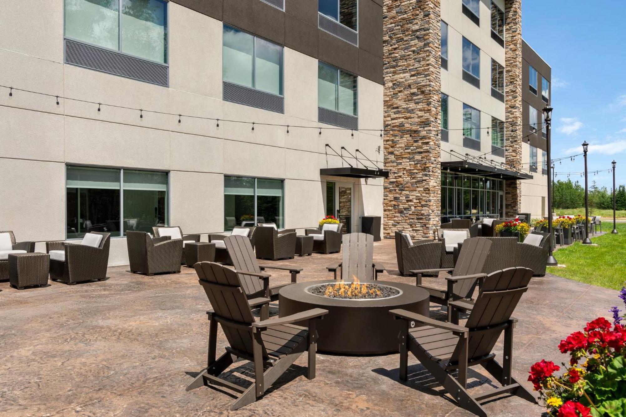 Holiday Inn Express & Suites Rhinelander By Ihg Exterior photo